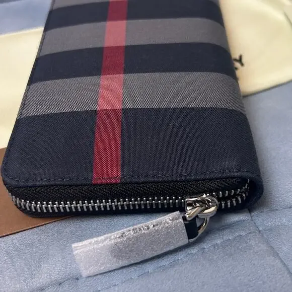 Burberry brand new waterproof wallet with check print - Picture 2 of 5